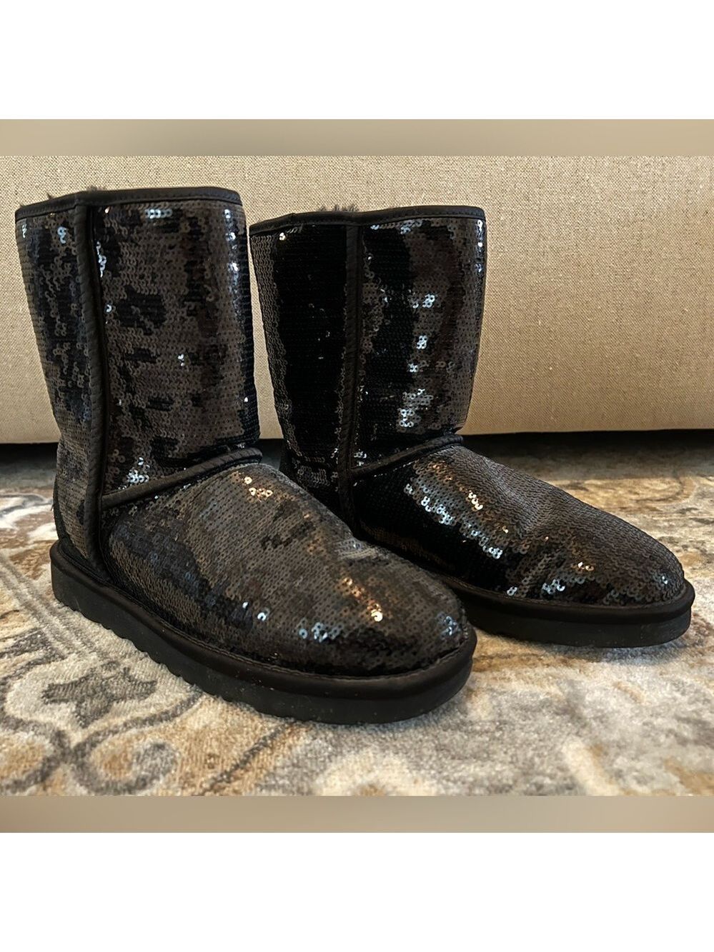 AUTHENTIC CLASSIC SHORT UGG BLACK SEQUIN